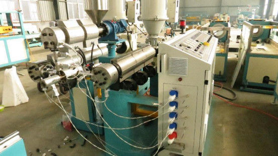 El HDPE PP dobla el tubo acanalado de la pared que hace la línea de la protuberancia de la máquina