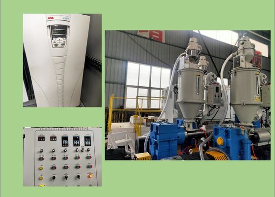 Fans del aire que refrescan el tubo del conducto de 20m m PPR que hace la máquina