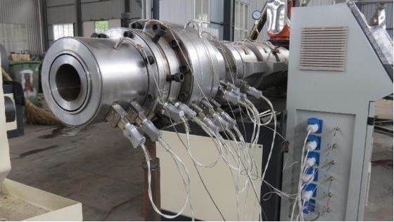 Línea de la protuberancia del tubo del PVC del conducto de la electricidad del plástico de la eficacia alta que hace la máquina