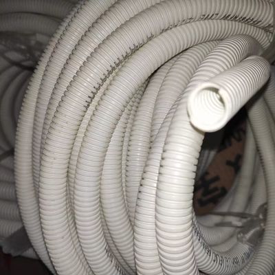 Línea acanalada de un sólo recinto ignífuga blanca de la protuberancia del tubo del PVC