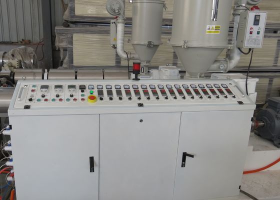 cadena de producción plástica del tubo de la pared de 30kgh 17m m de la máquina acanalada doble del tubo