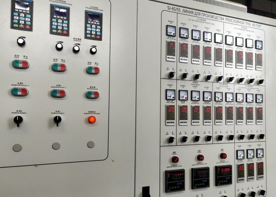 Fans del aire que refrescan el tubo del conducto de 20m m PPR que hace la máquina