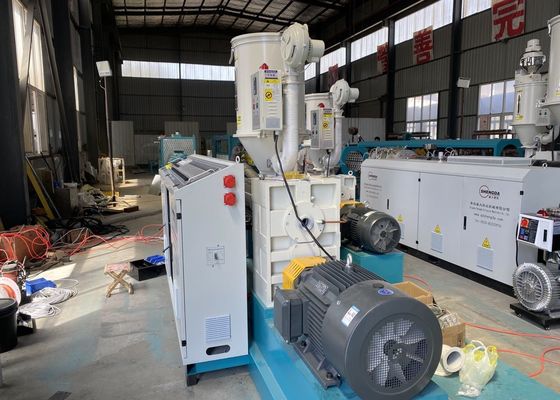 Cadena de producción plástica de máquina de la protuberancia del extrusor del tubo del PVC del tornillo doble