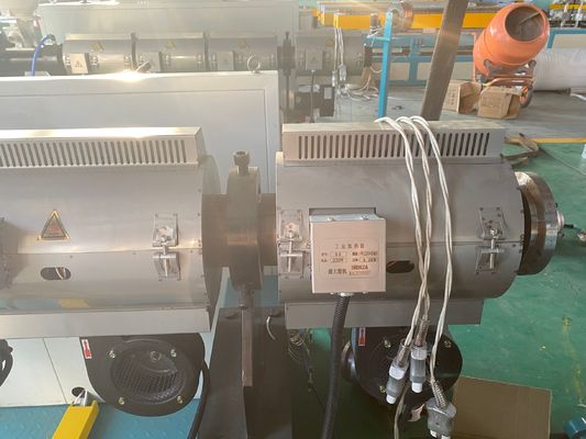 línea acanalada de un sólo recinto PVC/PE/PP/PPR plástico de la protuberancia del tubo de 200-500m m